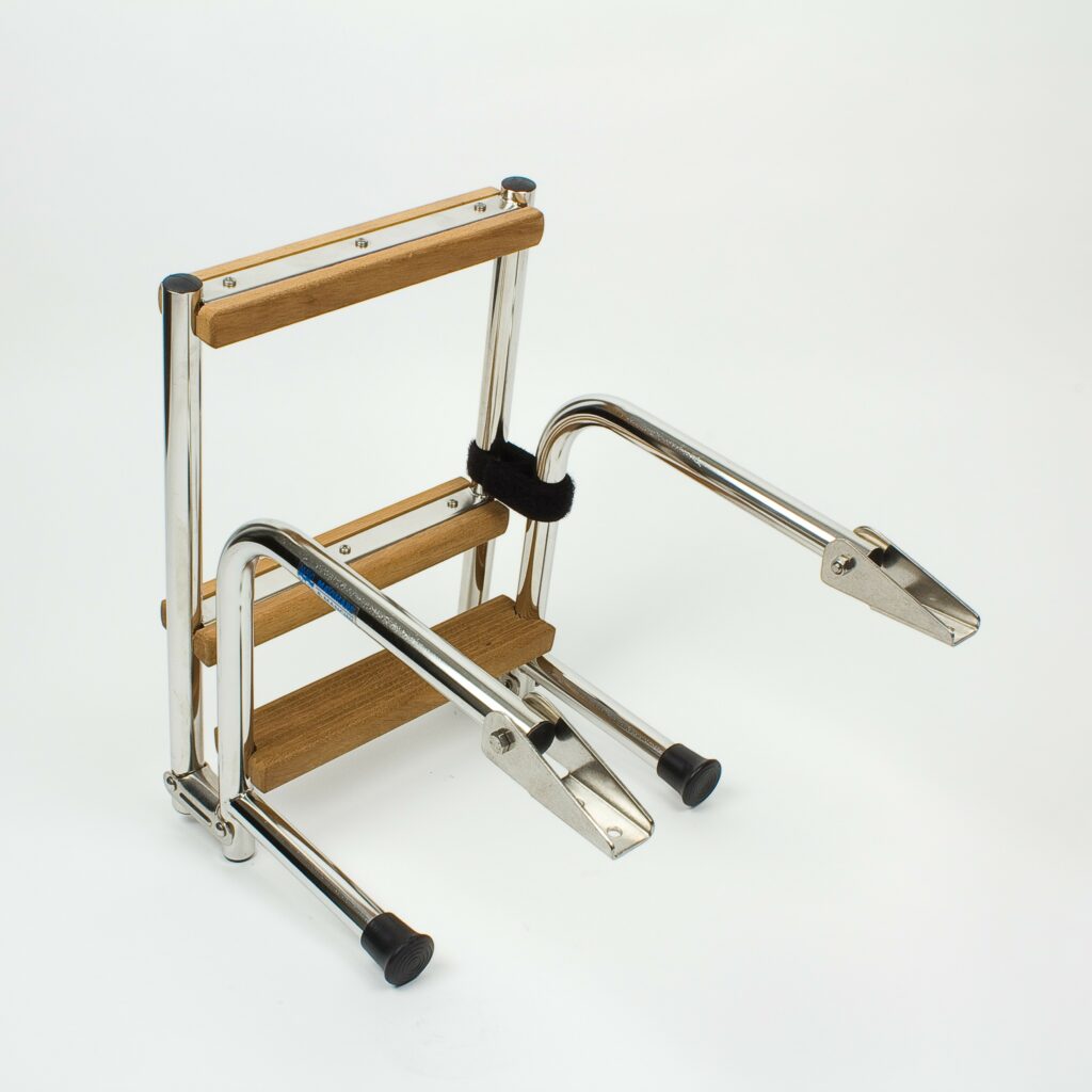 Art. 141.40 Stainless steel boarding ladder with teak steps